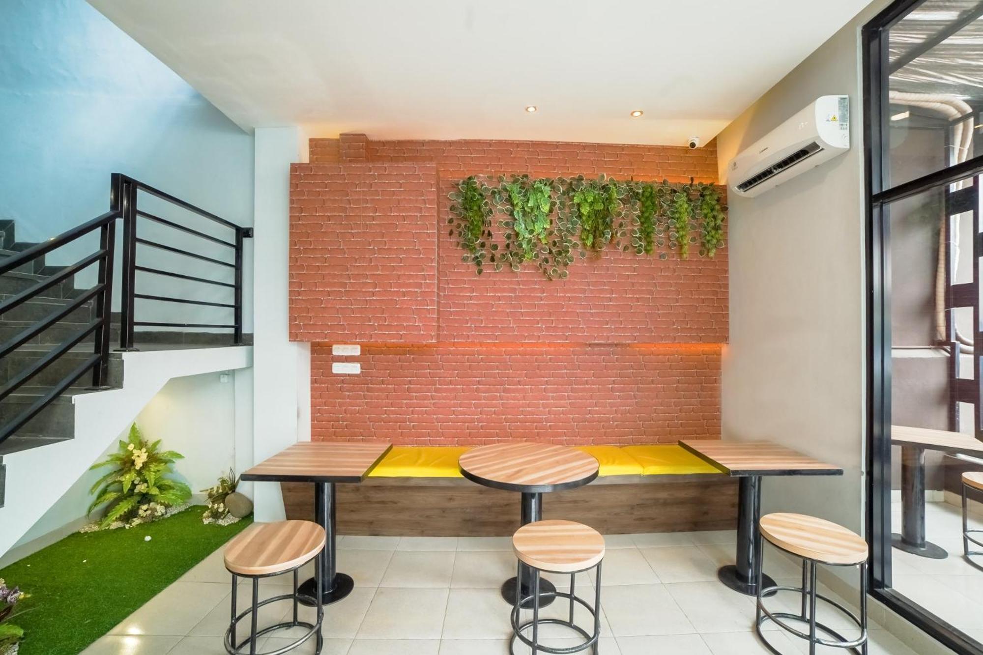 Capital O 90874 Millenium Inn 2 Medan Dış mekan fotoğraf
